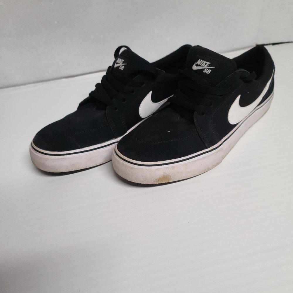 Nike size 9.5 black ankle high shoe with white accent, black laces
